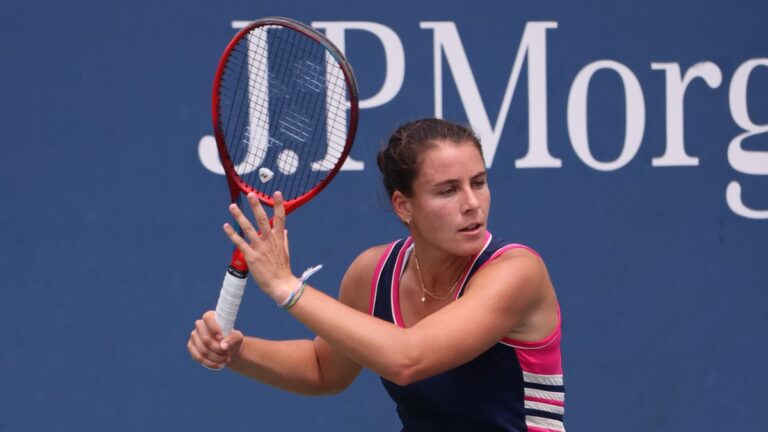 Emma Navarro REDs: Navarro hitting a backhand at the 2023 US Open