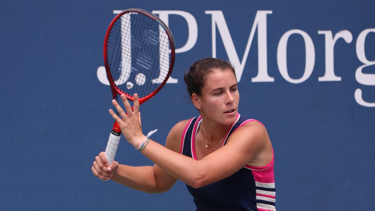 Emma Navarro REDs: Navarro hitting a backhand at the 2023 US Open